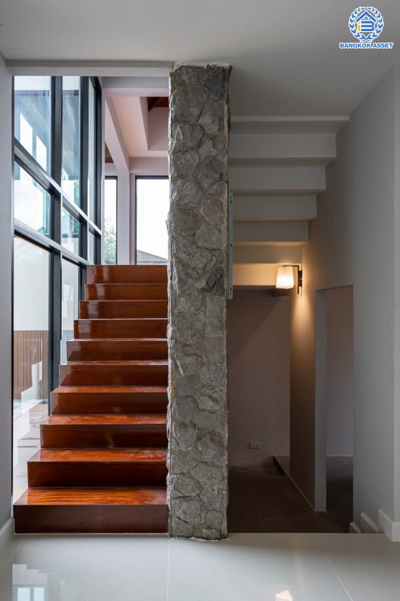 บ้านมือสองตกแต่งใหม่ ม.ซอย พหลโยธิน56 พหลโยธิน บ้านเดี่ยวหลังใหญ่ ภายในตกแต่งหรูหรา บนเนื้อที่เยอะถึง 98.60 ตร.ว. 3 ห้องนอน 3 ห้องน้ำ 2 ที่จอดรถ บรรยากาศเป็นส่วนตัว พร้อมมีสระน้ำในตัว บนพื้นที่กว่า 430 ตร.ม. บนทำเลที่ดี เชื่อมต่อถนน พหลโยธิน, ลำลูกกา, วิภาวดี-รังสิต เดินทางสะดวกใกล้รถไฟฟ้า สถานี "แยก คปอ, คูคต"